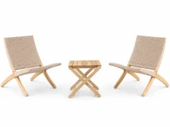 Udendørs loungesæt i teak med 1 BM5868 sidebord og 2 Cuba Outdoor stole i Sesame fra Carl Hansen & Søn
