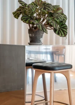Utility Stool SH610 Oak natural Camo Sierra Black fra Stellar Works