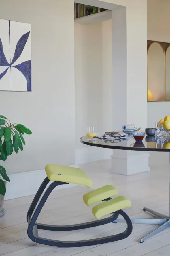 Variable Balans Stol, sort ask fra Variér