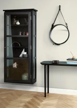 Væghængt Vitrineskab N4, dark oak fra Lindebjerg Design