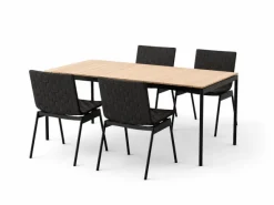 Ville havemøbelsæt i Teak & Warm Black med 1 bord og 4 stole fra &Tradition