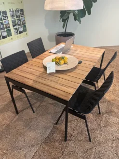 Ville havemøbelsæt i Teak & Warm Black med 1 bord og 4 stole fra &Tradition