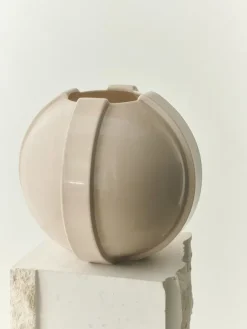 Vinci Vase 01, ivory fra Louise Roe
