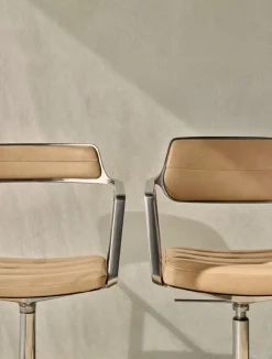 VIPP453 Swivel+ Chair, camel læder fra Vipp