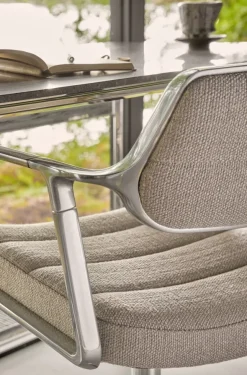VIPP453 Swivel+ Chair, dark sand tekstil fra Vipp