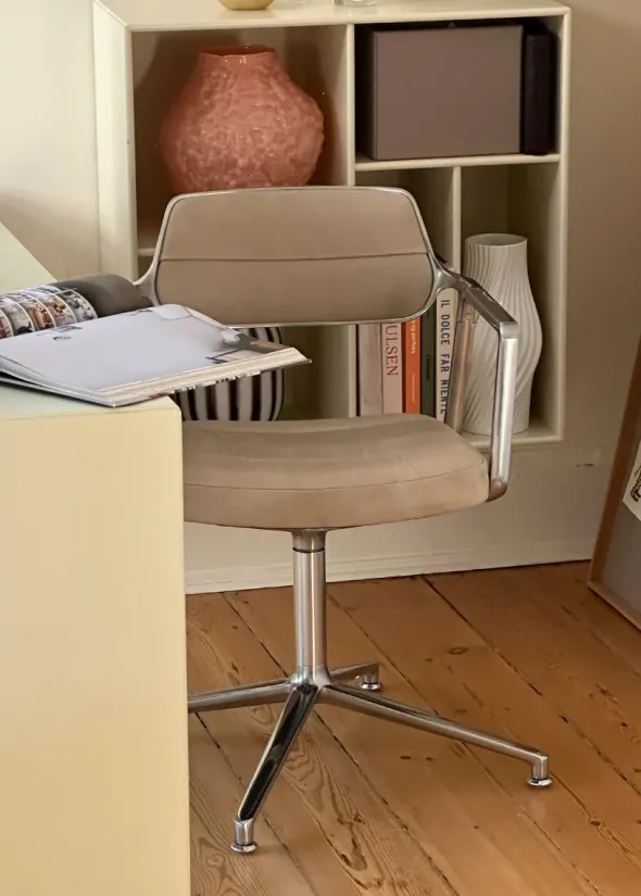 VIPP453 Swivel Chair, Light Grey, Special Edition fra VIPP