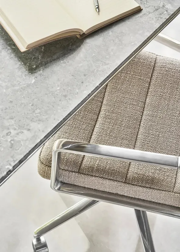 VIPP453 Swivel+ Chair m/hjul, dark sand tekstil fra Vipp