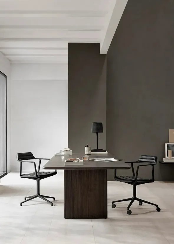 VIPP452 Swivel Chair m/sort stel & hjul, sort læder fra Vipp