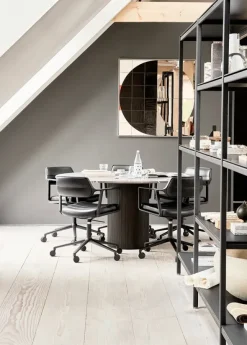 VIPP453 Swivel+ Chair m/sort stel, sort læder fra Vipp