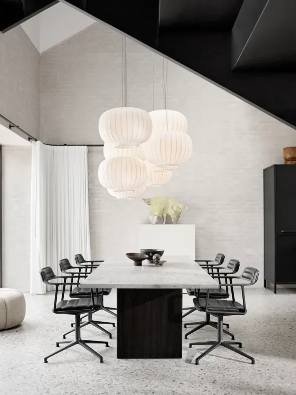 VIPP452 Swivel Chair m/sort stel, sort læder fra Vipp