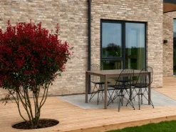 Vitra x Muuto havemøbelsæt med 1 Linear Steel Taupe bord 140 x 75, og 4 sorte Eames Wire Chairs (DKR)