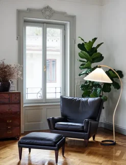 V11 Lounge Chair, smooth leather coffee fra GUBI
