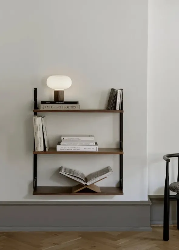 Wall shelf 900 fra New Works
