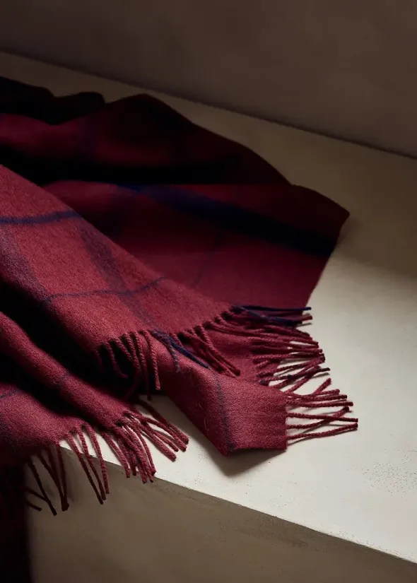 Warp & Weft Plaid, beetroot/midnight fra Silkeborg Uldspinderi