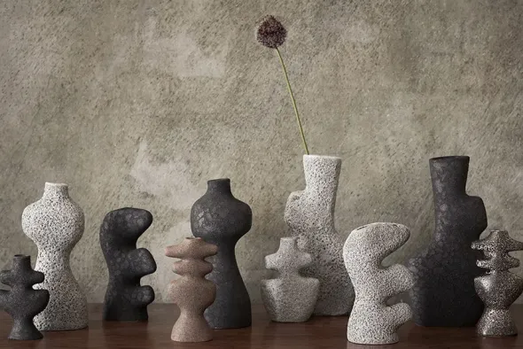 Yara Vase Medium, rustic iron fra Ferm Living