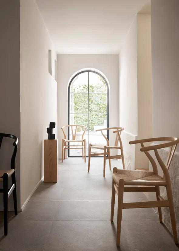 Y-stol CH24, Eg hvidolie af Hans J. Wegner