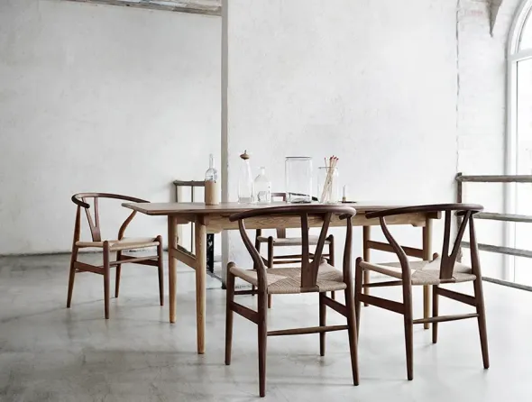 Y-stol CH24, Valnød lak af Hans J. Wegner